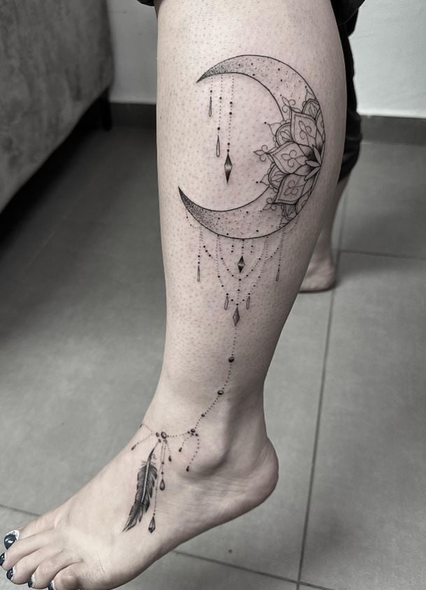 Tatouage Lune Mandala Et Plume 