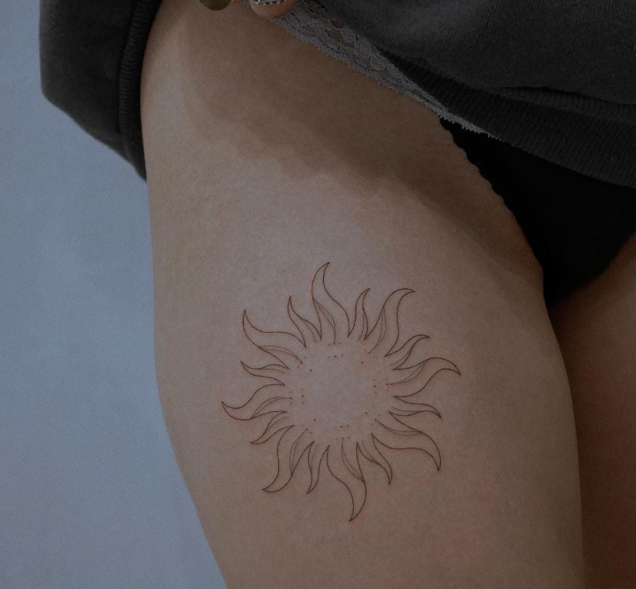 Tatouage Soleil En Lignes Fines Sur La Cuisse 