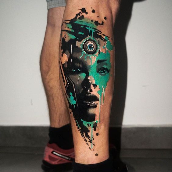 tatouage graphique Femme sur la jambe 