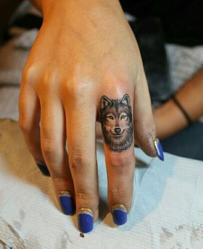 Mini Tatouage De Tête De Loup Sur Le Doigt 