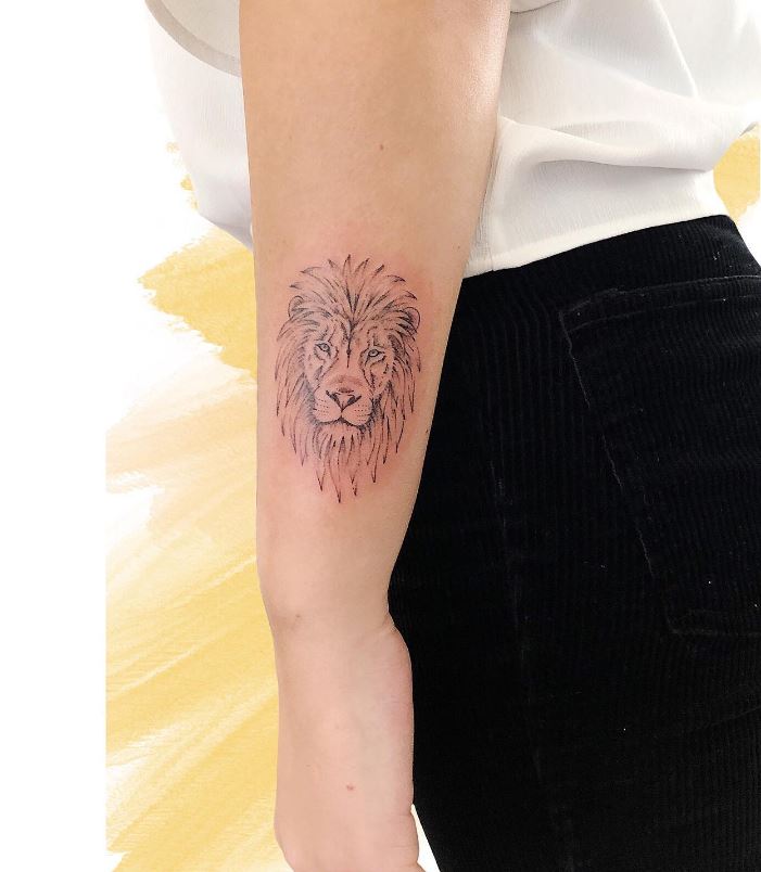 Tatouage Lion Minimaliste Sur L'avant Bras 