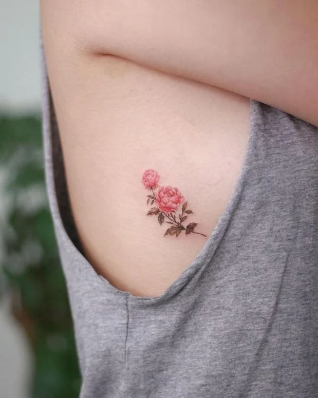 Tatouage Pivoine Minimaliste Sur La Côte