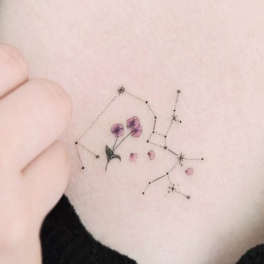 Tatouage Signe Astrologique Sagittaire Constellation Et Fleurs