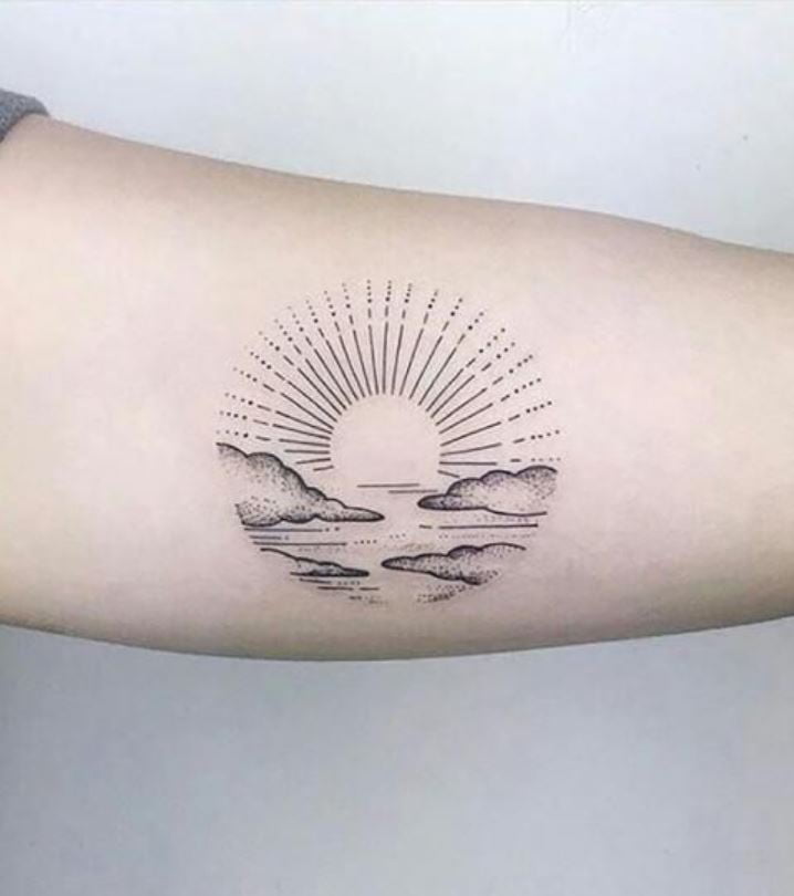 Tatouage Soleil Aux Rayons Discontinus Et Nuages