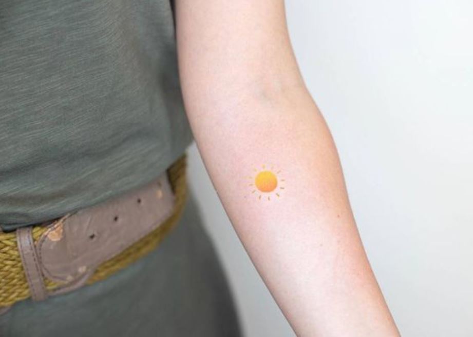  Tatouage Soleil Minimaliste Jaune Orangé 