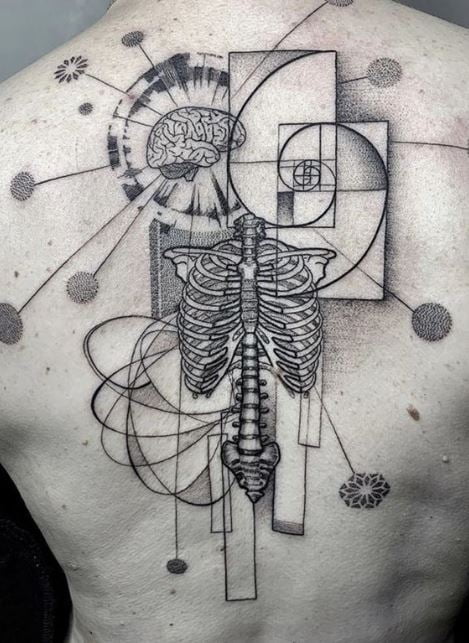 tatouage graphique Squelette & Cerveau dans le dos