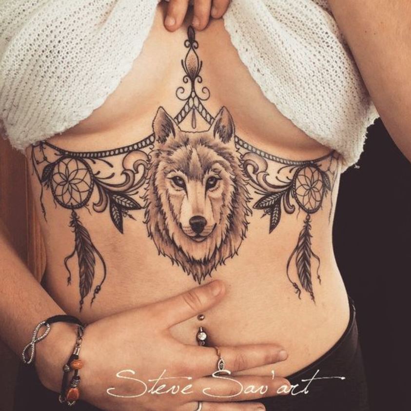  Tatouage Tête De Loup Et Attrape Rêve Sur Le Sternum