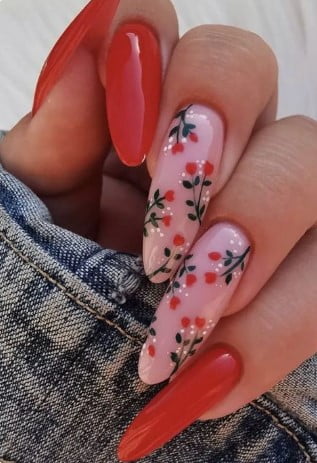 Nail art rouge à motif fleurs