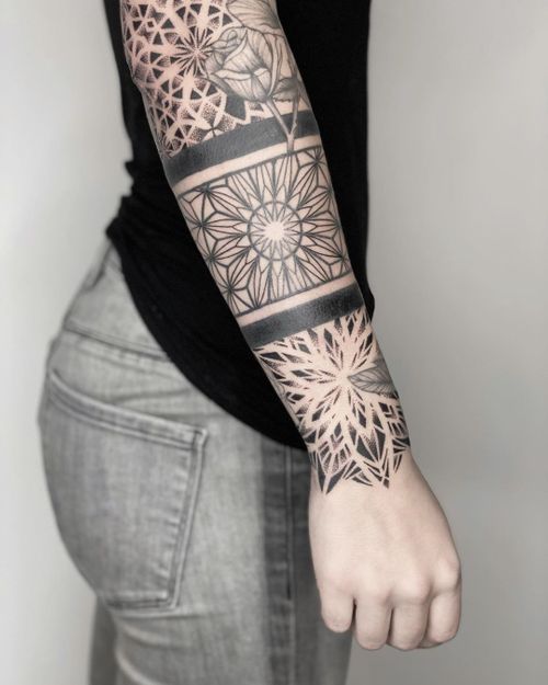 tatouage ornemental Roses, Rosaces Et Bandes Noires 