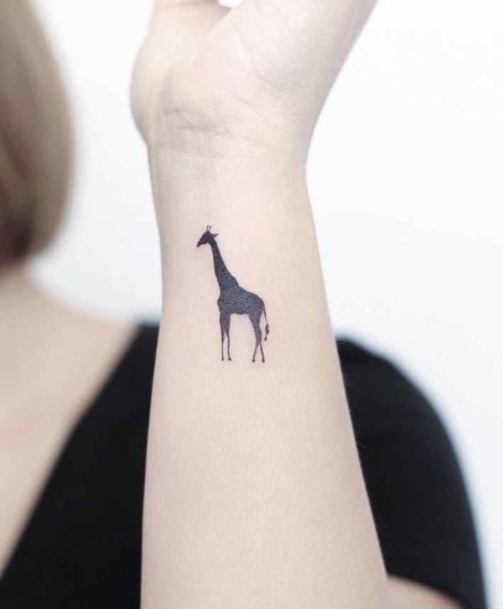 Tatouage Femme Minimaliste Girafe 