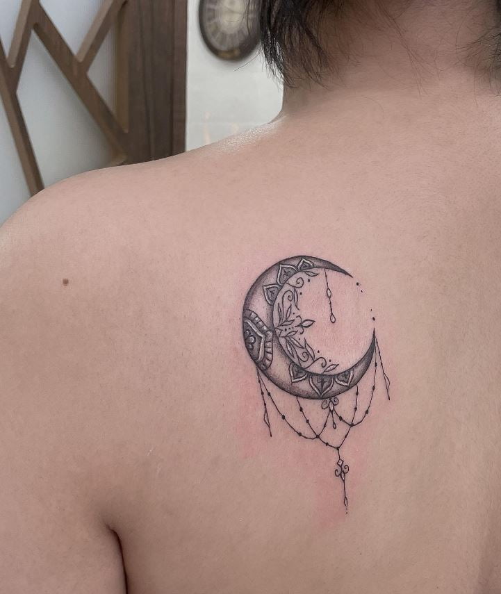 Tatouage Lune Mandala Et Feuilles En Arabesque