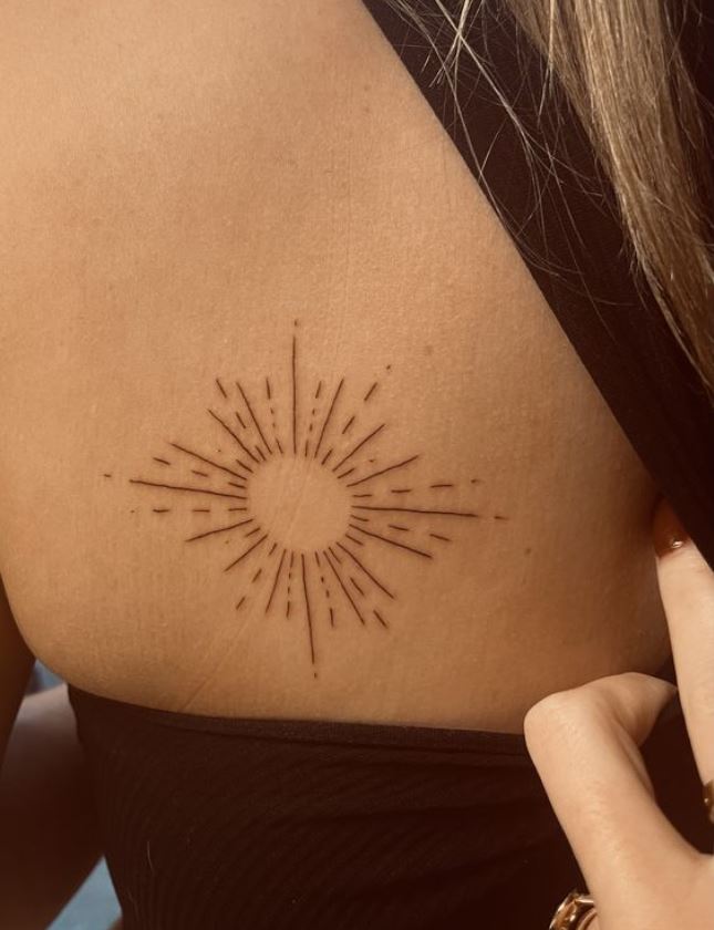 Tatouage Soleil à Rayons Différents Sur Le Dos 