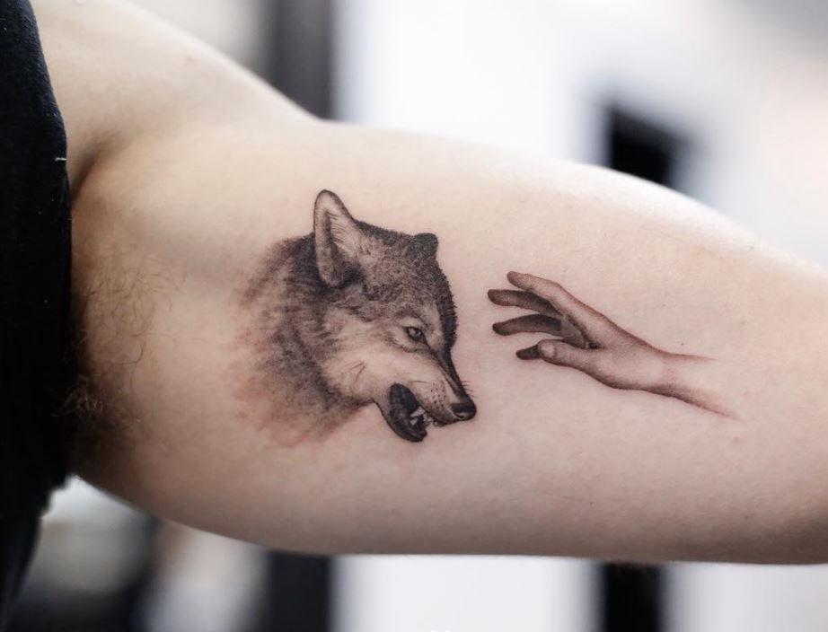 Tatouage Tête De Loup Et Main