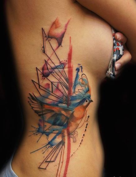 tatouage graphique Un Oiseau sur les cotes femme