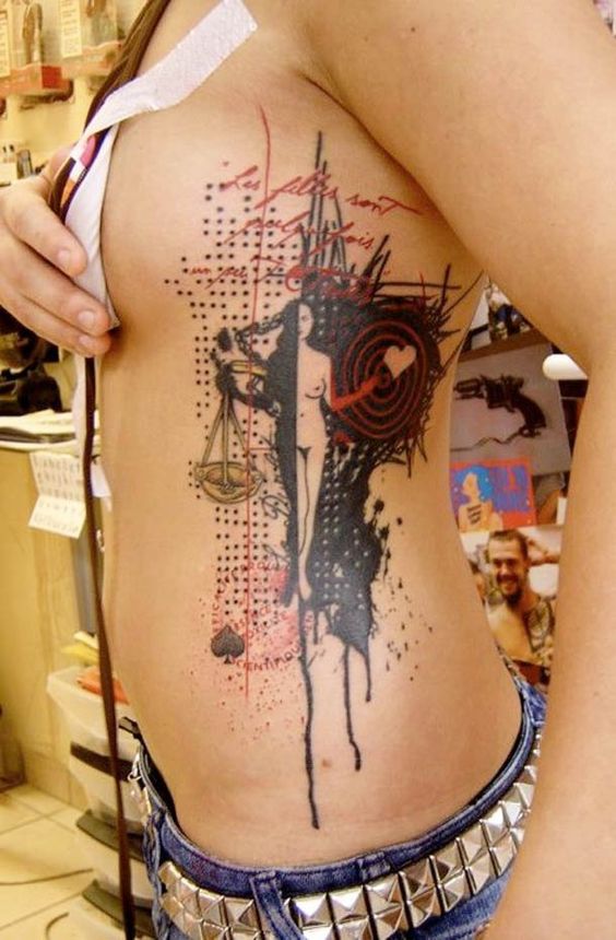 tatouage graphique Femme sur les cotes pour femmes