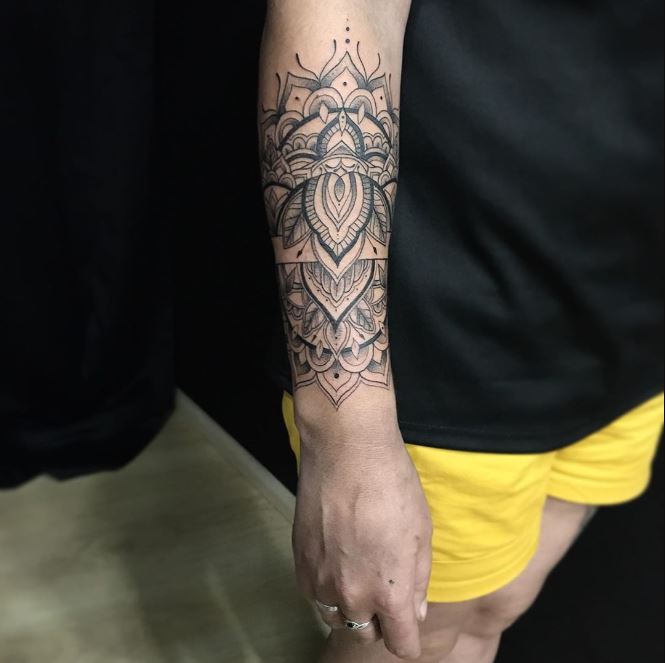 tatouage ornemental Mandala Renversé 