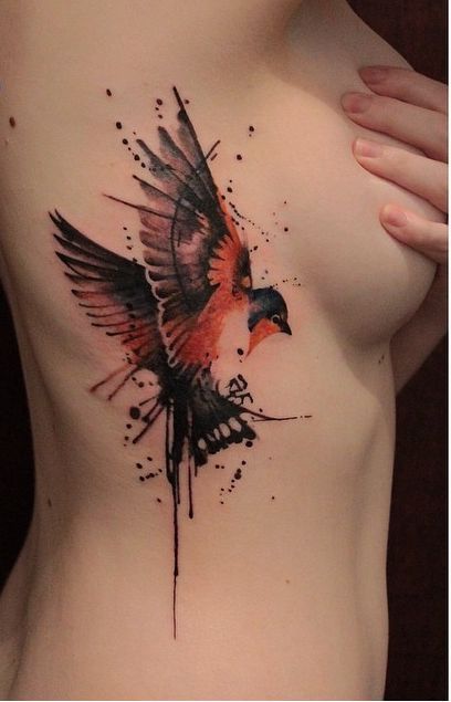 tatouage graphique Oiseau Rouge & Noir sur les cotes femme