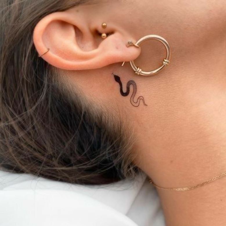 Tatouage Femme Minimaliste Serpent