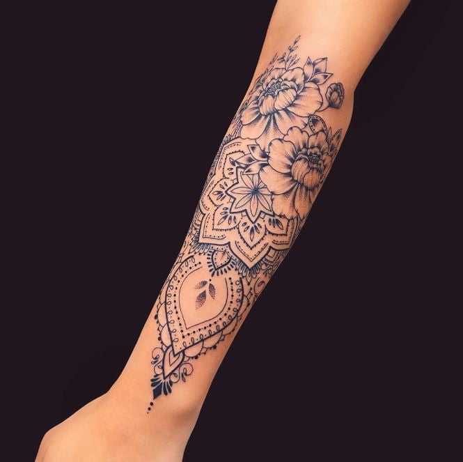 tatouage ornemental Roses Et Dotwork 