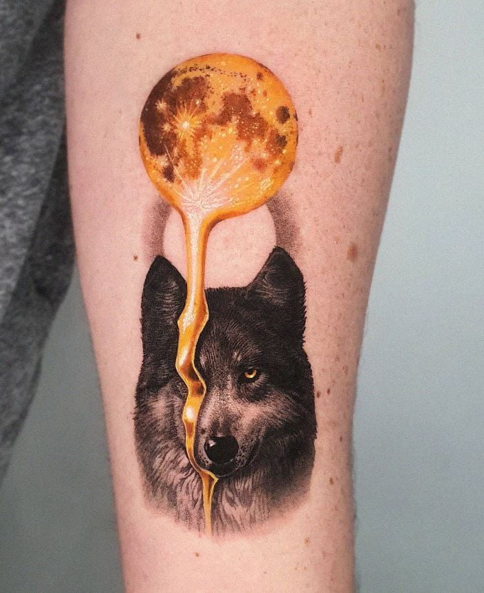 Tatouage De Loup Et Lune En Or