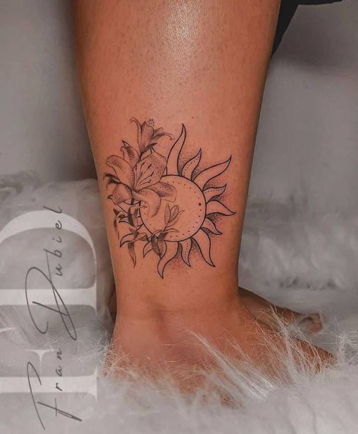 Tatouage Soleil Et Fleurs De Lys 