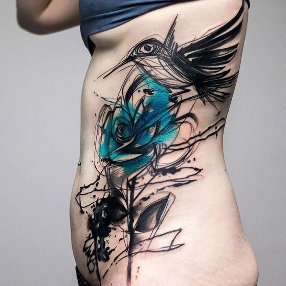 tatouage graphique Oiseau & Fleur sur les cotes femme