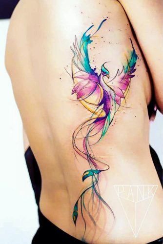 tatouage graphique Phoenix sur les cotes femmes