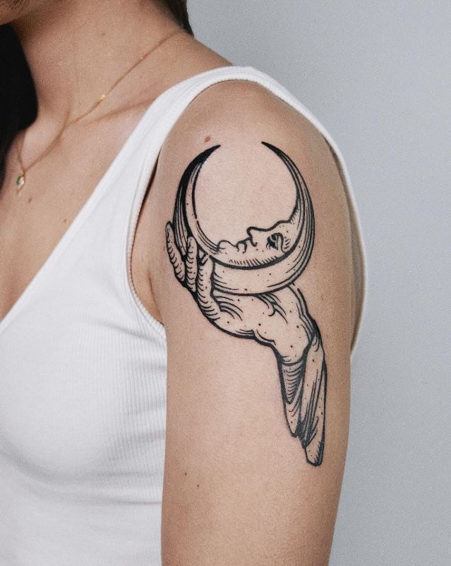 Tatouage Lune à Visage Dans La Main