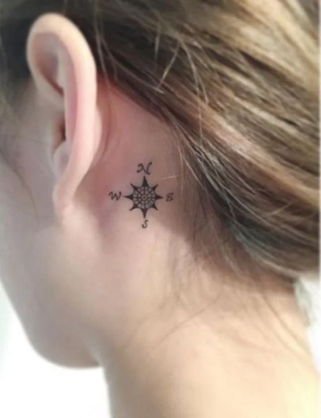 Tatouage Boussole Minimaliste Derrière L'oreille