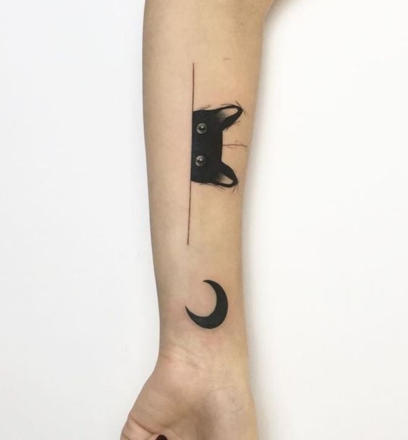 Tatouage Chat Minimaliste Mi Tête Et Croissant De Lune 