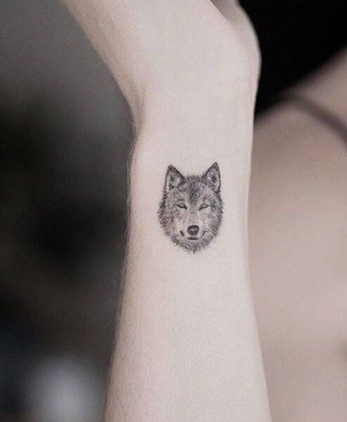 Tatouage De Loup Discret Sur Le Poignet 