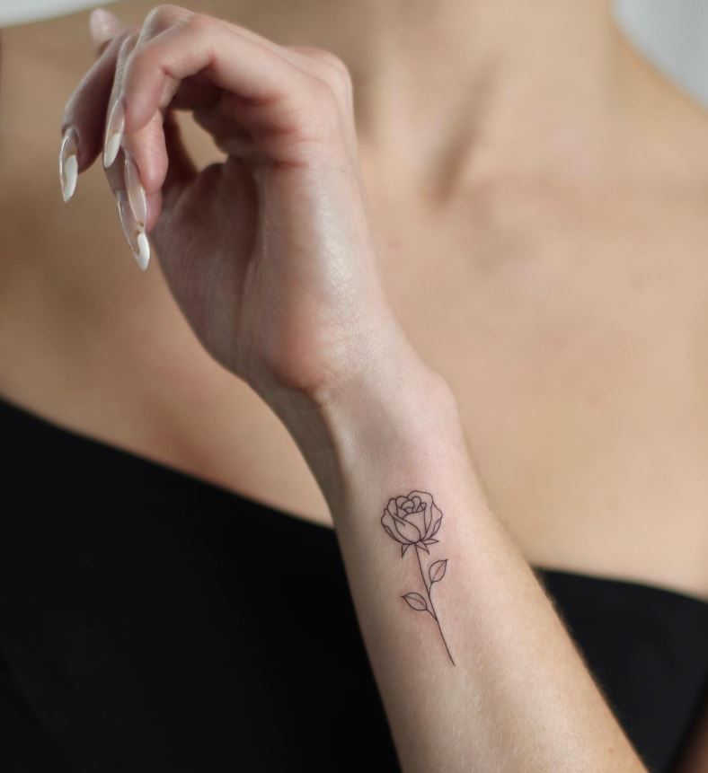 Tatouage Femme Minimaliste Rose Sur L'avant Bras 
