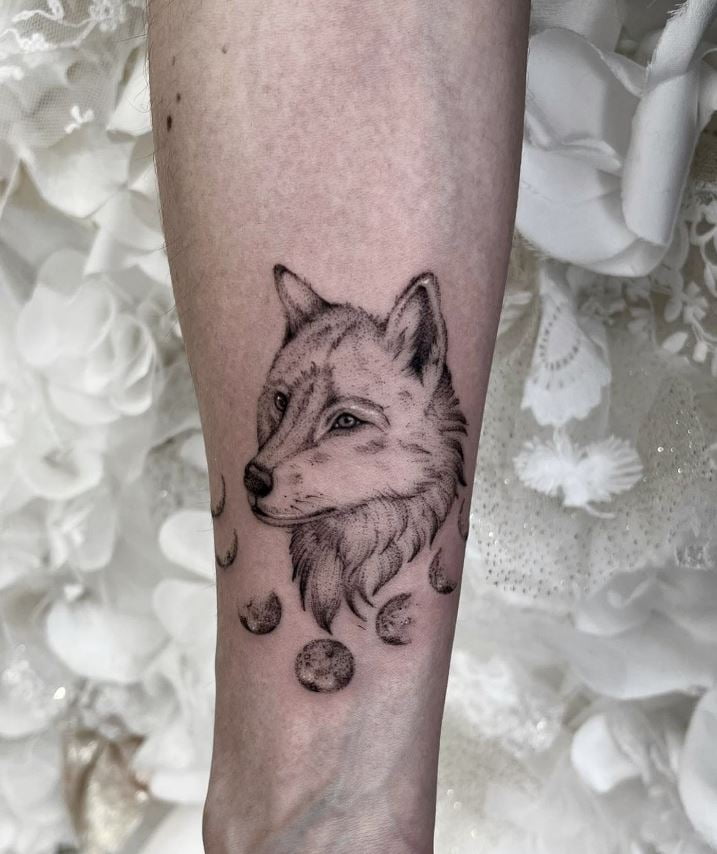 Tatouage De Loup Et Phases De Lune En V