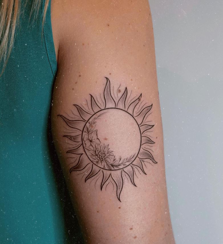 Tatouage Fleurs à L'intérieur Du Soleil 