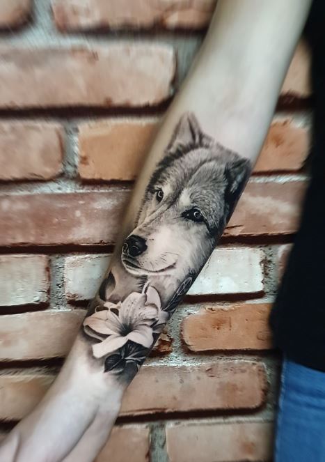 tatouage réaliste Loup & Ambrosie 