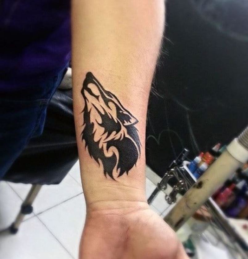 Tatouage De Loup Tribal Sur Le Poignet