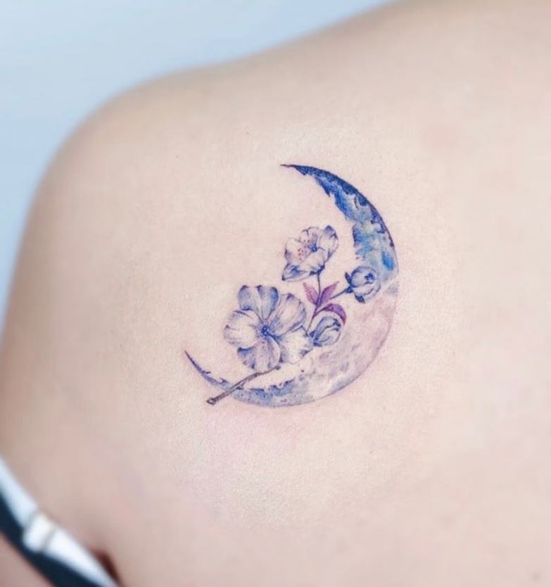  Tatouage Lune Et Fleurs Symétriques Sur L'aine