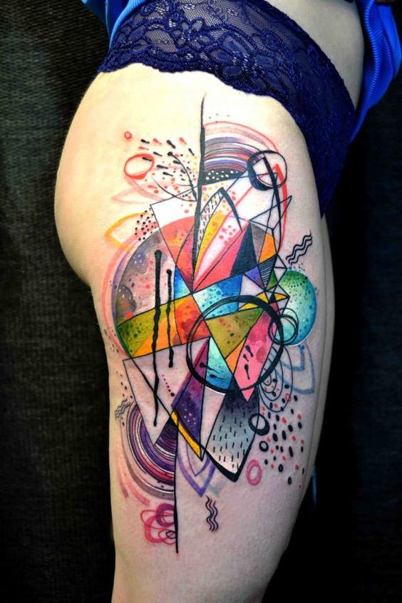 tatouage graphique Motifs Abstraits sur la cuisse femme