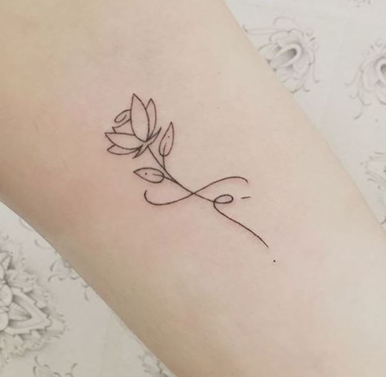 Tatouage Femme Minimaliste Rose Ligne Fine