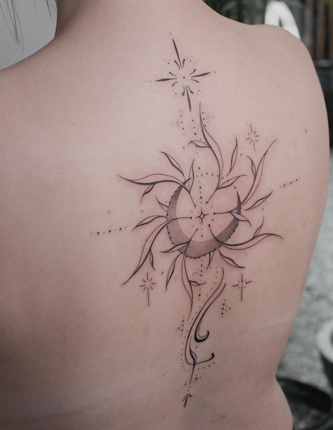 Tatouage Lune Et Feuilles Sur Le Dos