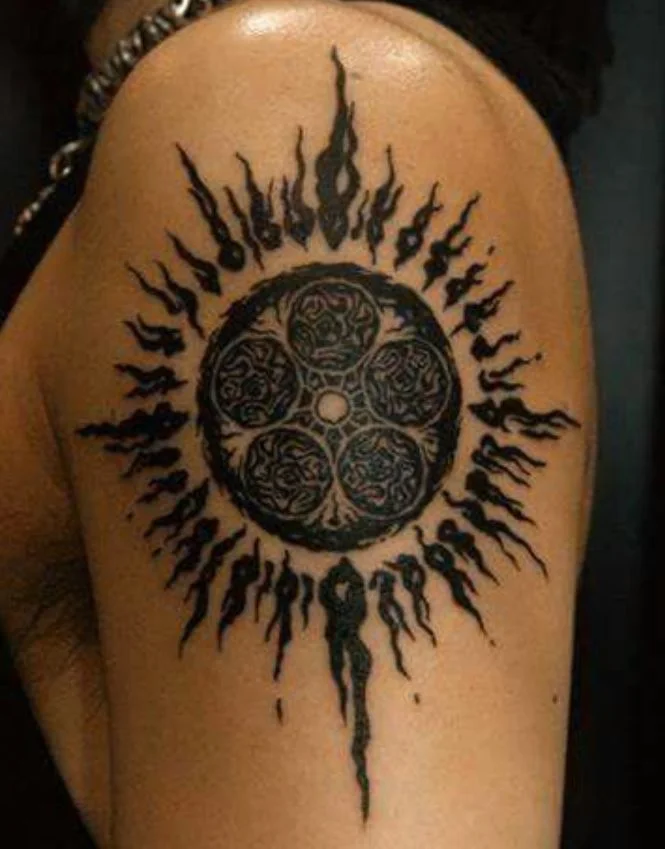 Tatouage Soleil Et Formes Circulaires