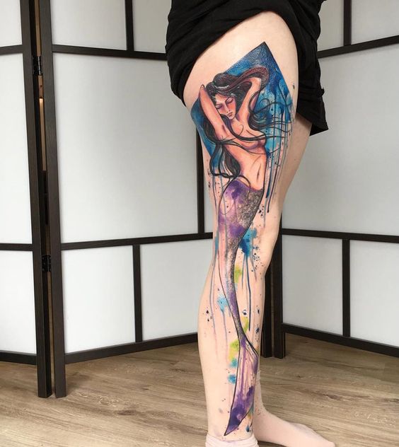 tatouage graphique Une Sirène & Aquarelle sur la cuisse femme