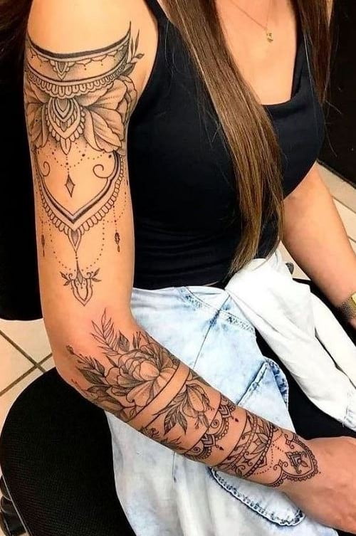 tatouage ornemental Pivoines, Feuilles Et Pendentifs 