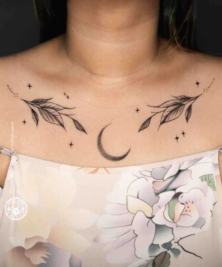 Tatouage Lune Et Feuilles Sur La Clavicule