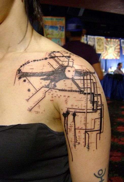 tatouage graphique Un Hibou & Une Carte sur l'epaule femme