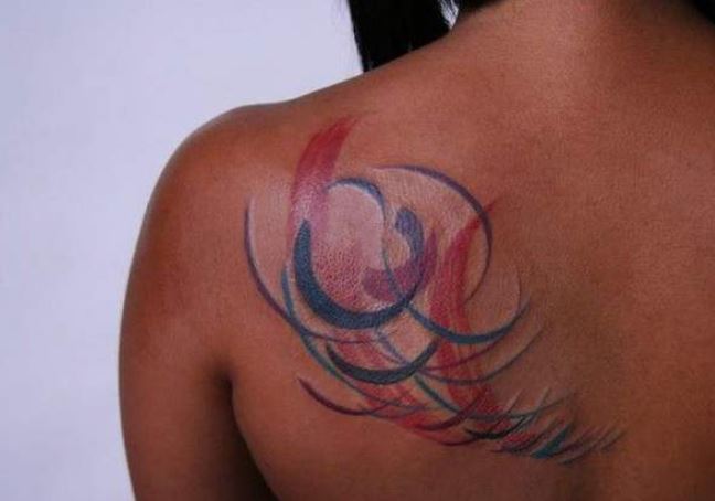tatouage graphique Abstrait sur l'epaule femme