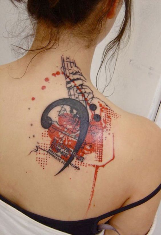 tatouage graphique Manche De Guitare sur l'epaule femme