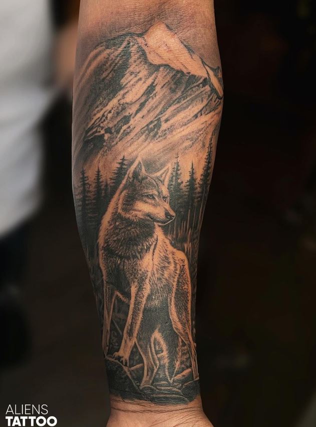 Tatouage De Loup Et Montagne