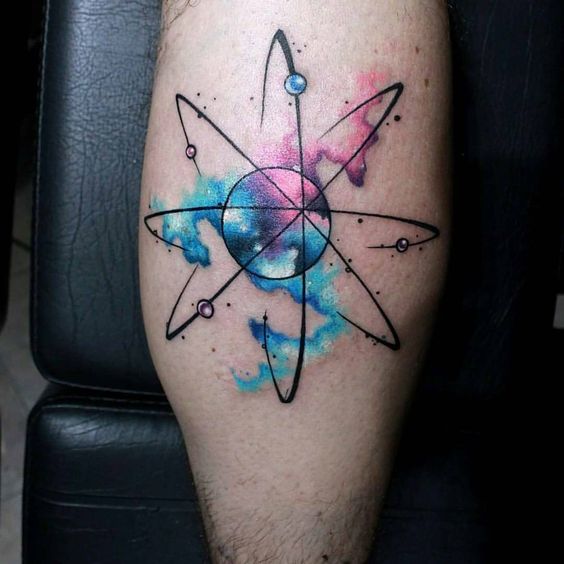 tatouage graphique Atome sur la jambe 