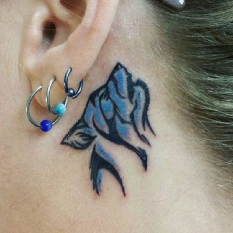 Tatouage De Loup Noir Et Bleu Derrière L'oreille